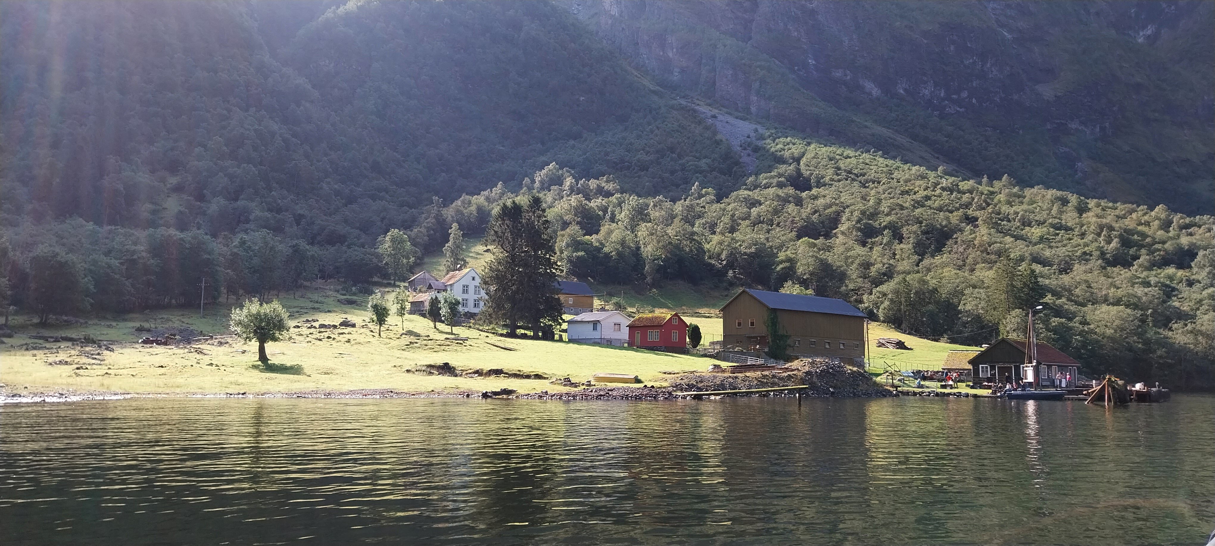 Styvi Foto: Beate Stølen. hus, fjord, fjell