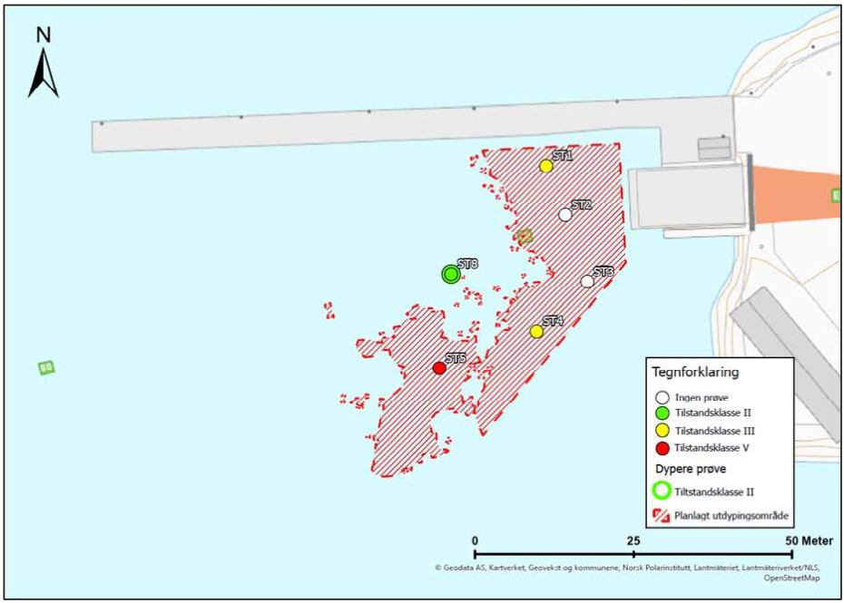 Undersøkt område med utdypingsområdet markert. Prøvestasjoner for overflatesediment (0-0,1 m) og dypere sediment (0,4-0,5 m) er markert med fargesymbol for høyeste påviste tilstandsklasse. Illustrasjonen er hentet fra søknaden.