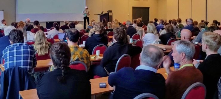 Deltakarar på landbrukskonferansen samla i konferansesalen