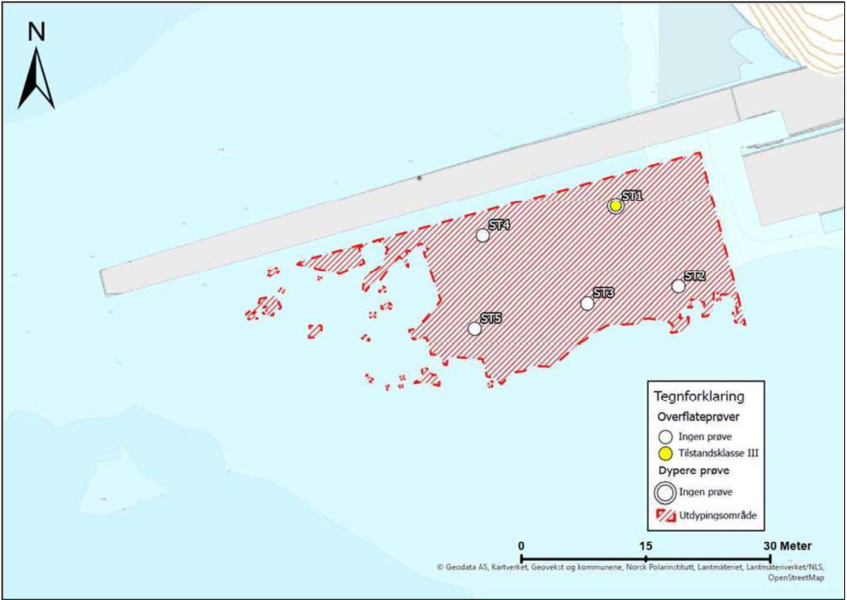 Utdypingsområdet i rød skravur. Prøvestasjoner for overflatesediment (0-0,1 m) er markert med fargesymbol for høyeste påviste tilstandsklasse. Illustrasjonen er hentet fra søknaden.