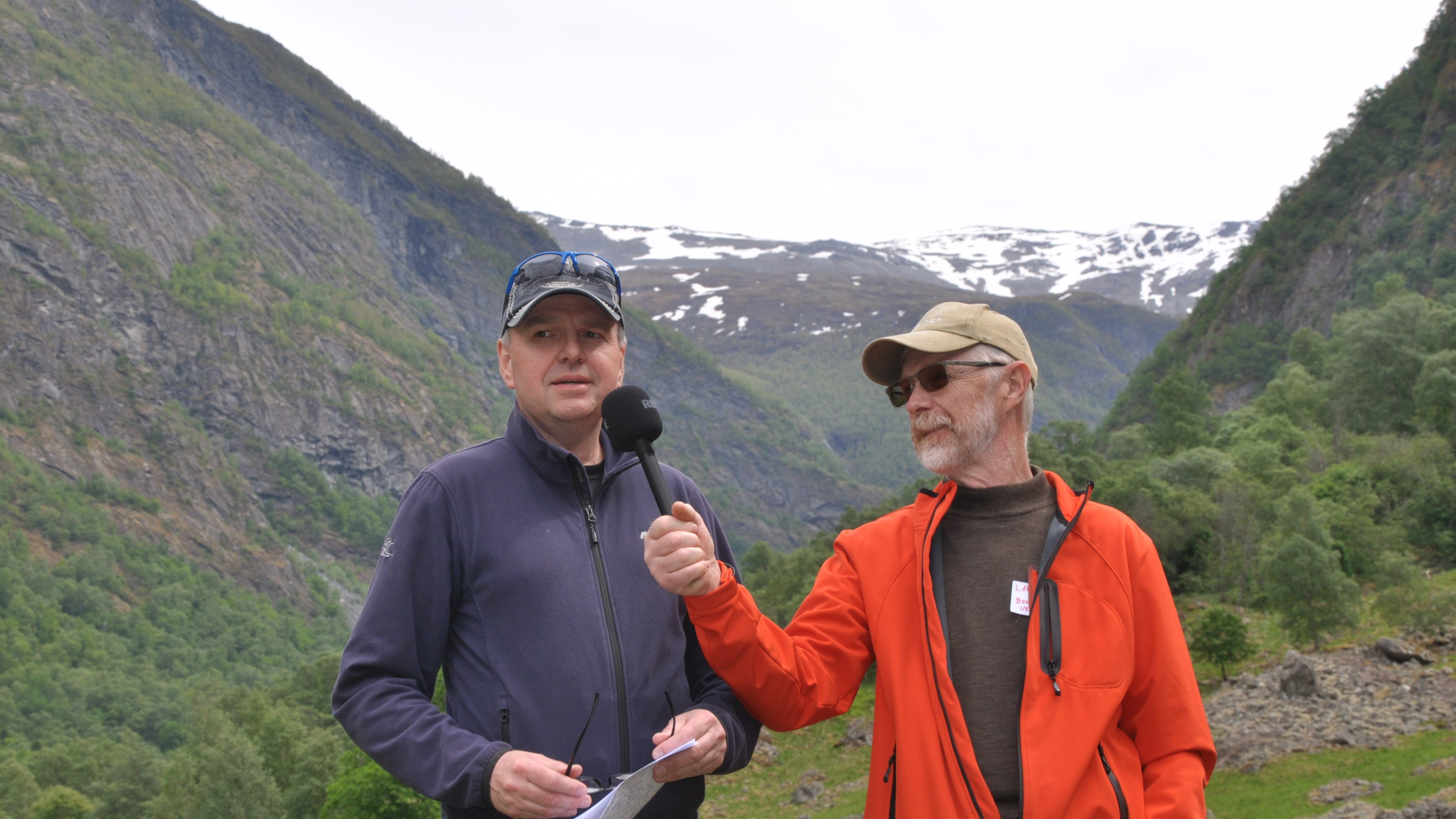 To personar med mikrofon