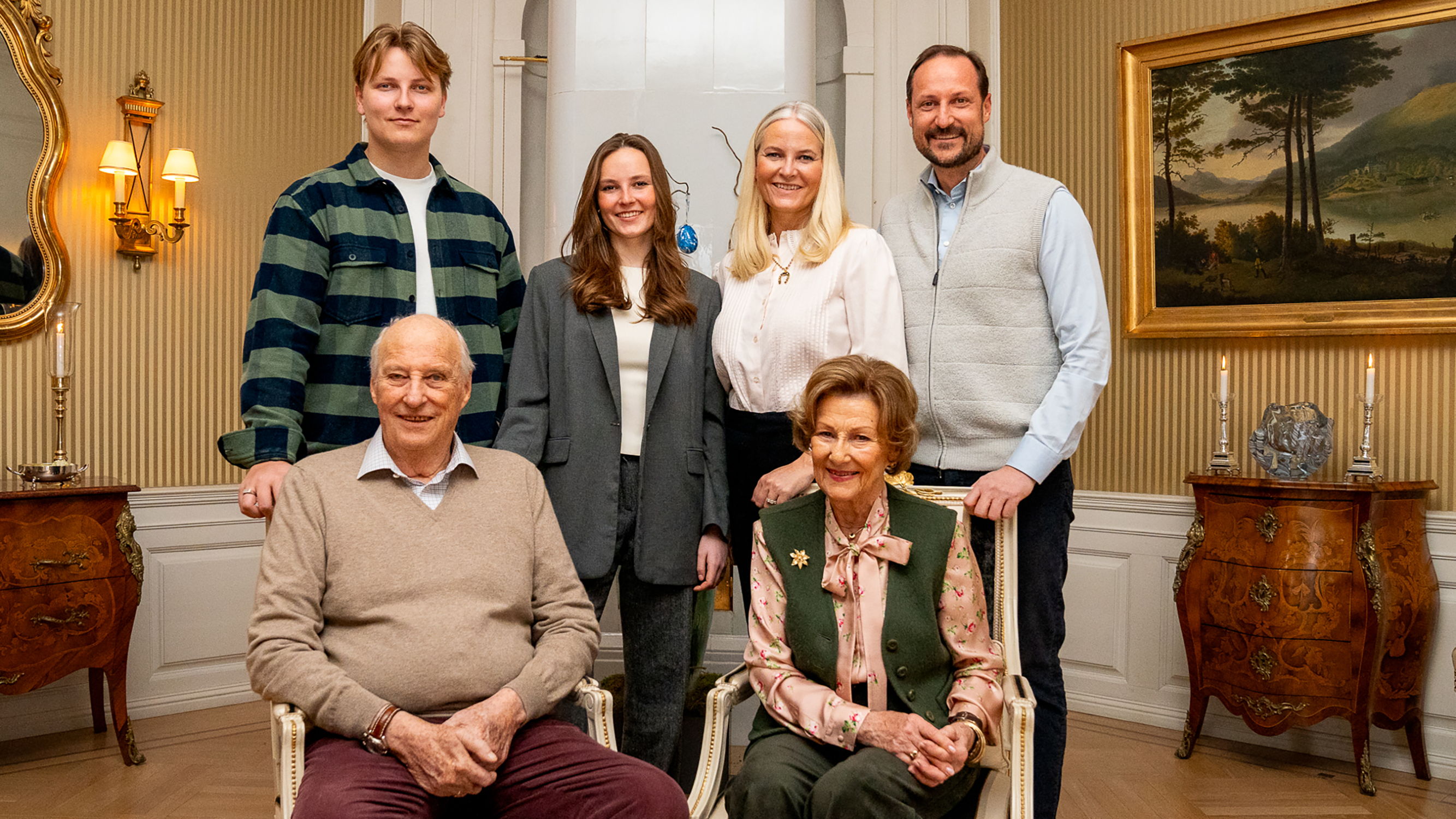 Biletet viser tre generasjonar kongelege; kongeparet, kronprinsparet – og prinsen og prinsessa. 