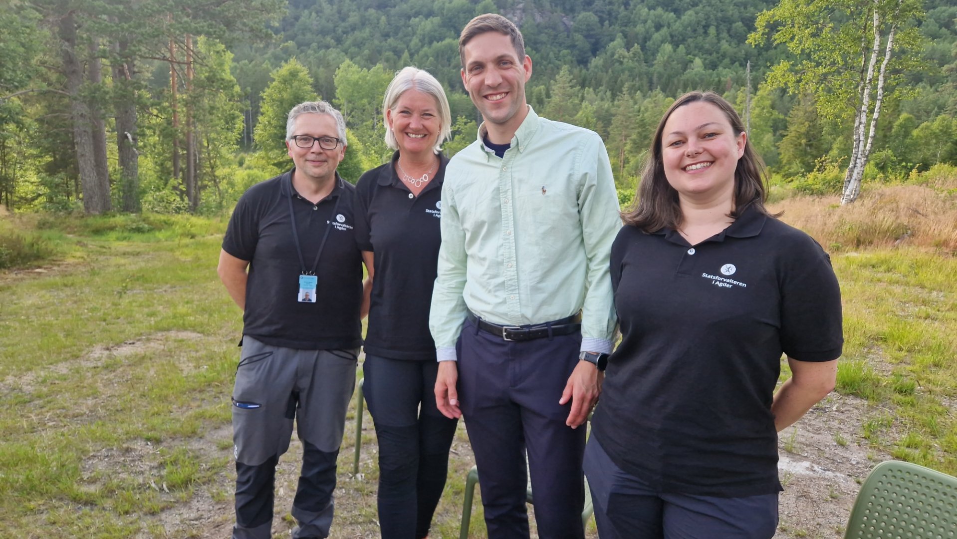 En fornøyd statsråd Andreas Bjelland Eriksen ved åpningen av Morkheia naturreservat i Gjerstad kommune. Her sammen med miljøverndirektør Gunnar O. Lindaas, fungerende statsforvalter Kari Ø. Schelderup og rådgiver Eleanor M. Charnock. 