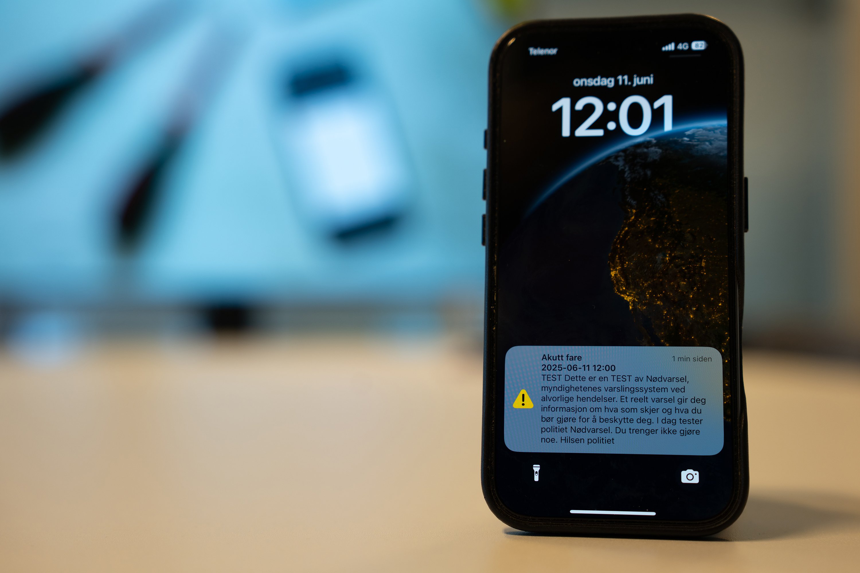 Nærbilde av en mobiltelefon med en tekstboks på skjerm.