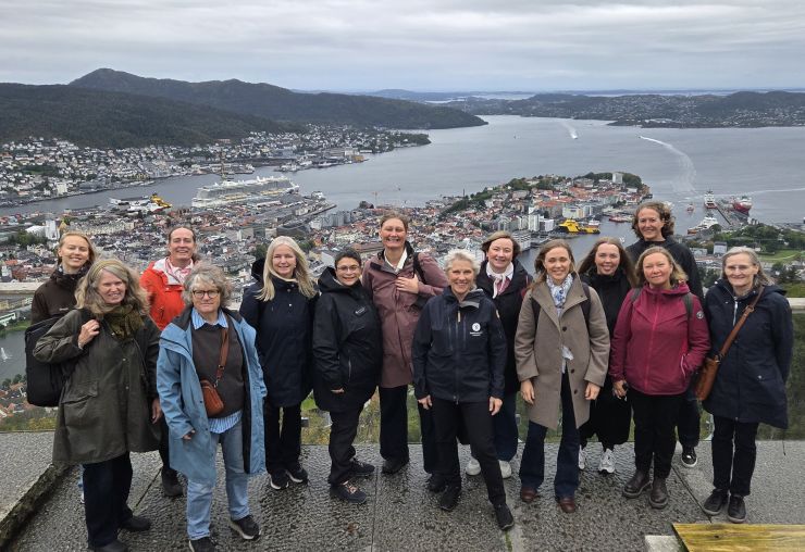 Deltakarane på nettverkssamlinga samla på Fløyen i Bergen