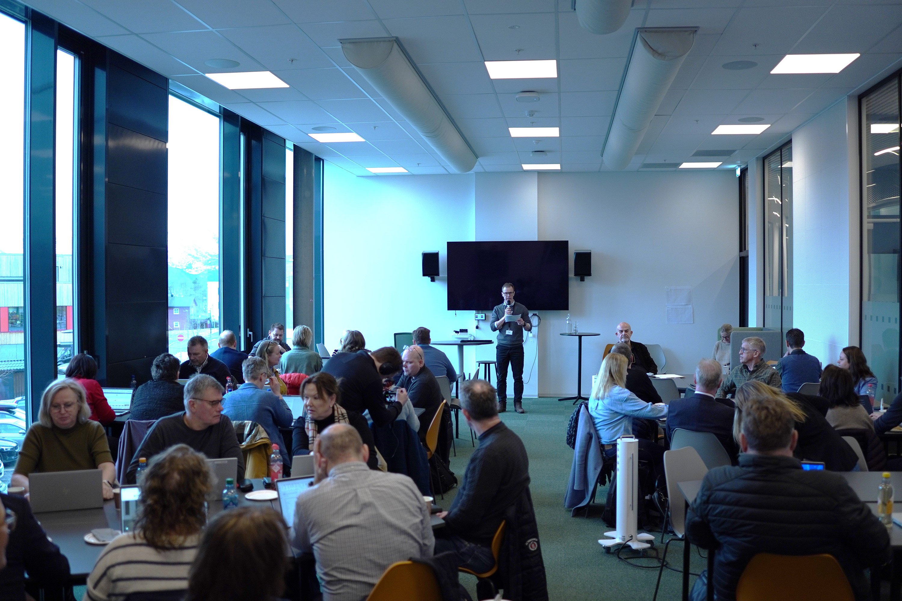 Deltakarar på kurset som jobbar på laptoper og snakkar sammen.