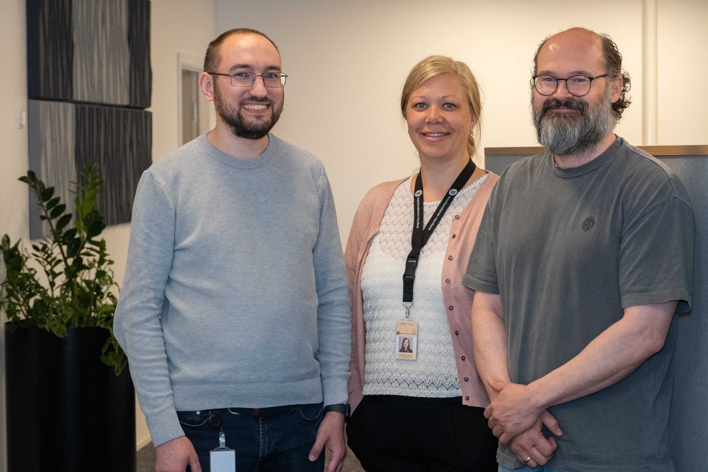 Foto: Emil Harjo Indsetviken / Statsforvalteren i Nordland. En mann med briller og grå genser, en kvinne med hvit topp og genser og en mann med briller og skjegg.