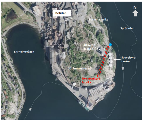 Figur 2: Flyfoto over Boliden Odda på Eitrheimsneset. Cirka lokalisering av tunnel er markert med stipla raud linje. Cirka lokalisering av utslepp av reinsa anleggsvatn er vist med blå prikk. Figur 2: Flyfoto over Boliden Odda på Eitrheimsneset. Cirka lokalisering av tunnel er markert med stipla raud linje. Cirka lokalisering av utslepp av reinsa anleggsvatn er vist med blå prikk.