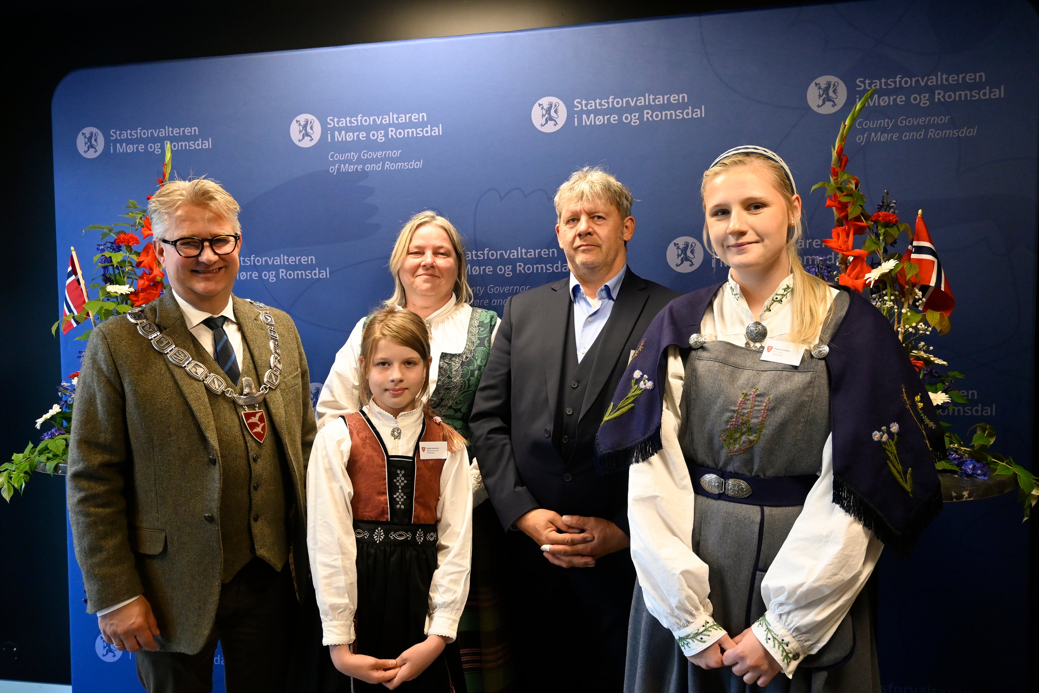 Foto av Ordførar Svein Roksvåg og familien Nicolai