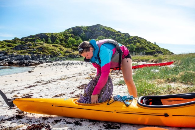 Strandrydding med kayak