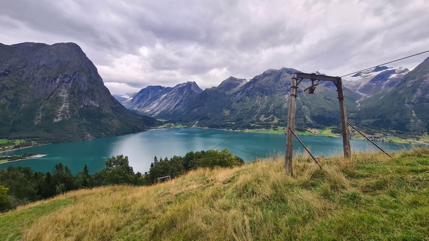 Taubaneramme med fjellandskap i bakgrunnen