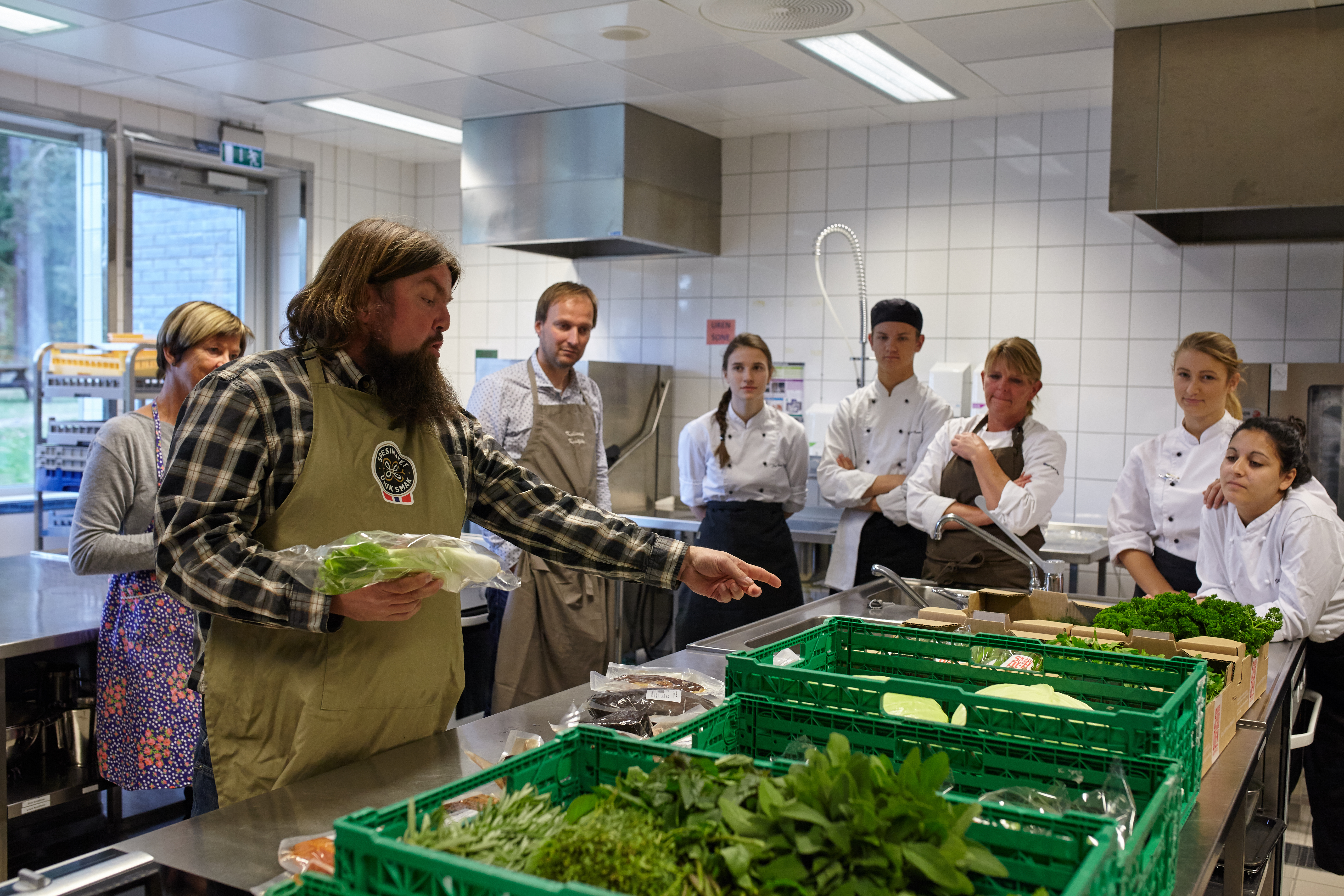 Foto: Regional Matkultur / Mats Olsen. Folk som prater om gode råvarer til mat på et institusjonskjøkken.