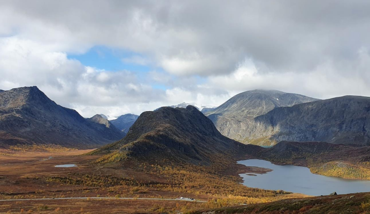 Fjell, vann og himmel