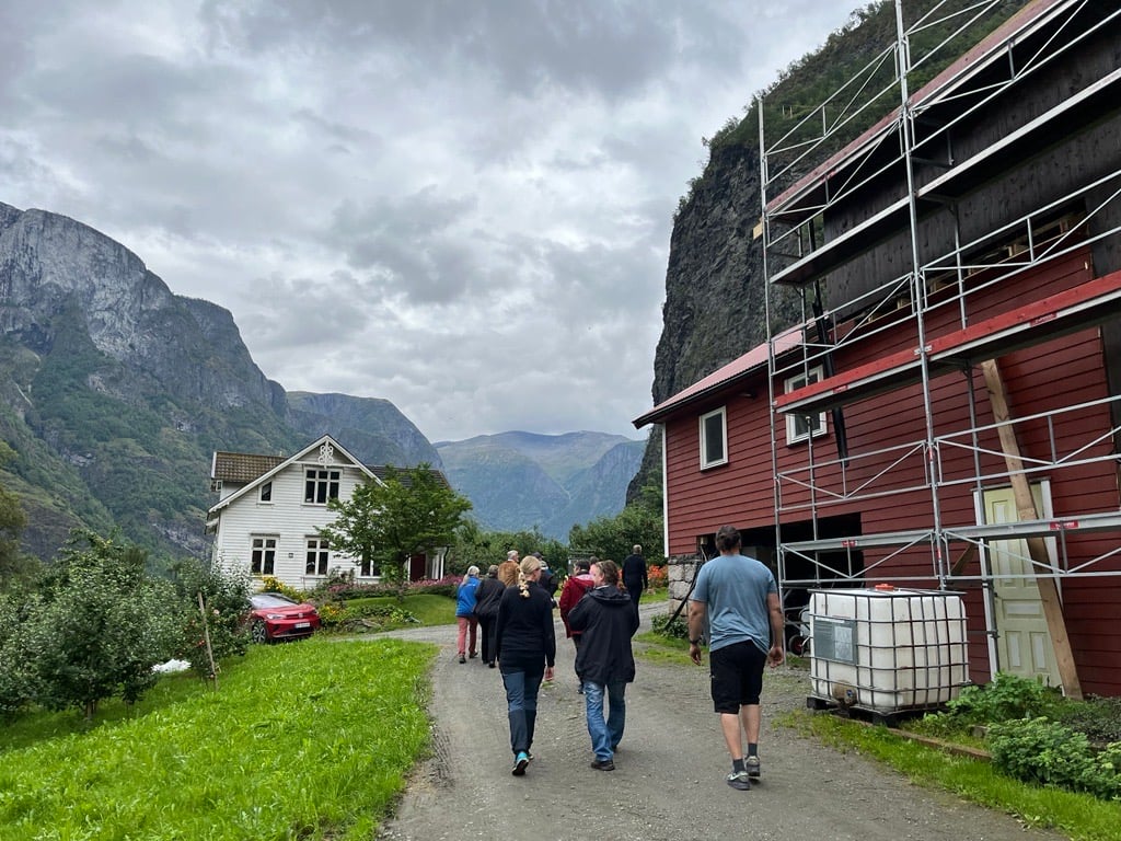 Før prisutdelinga var det vandring mellom gardsbruka i Undredal der gardbrukarane fortalte om drifta. Foto: Kjersti Sognnes, Vestland fylkeskommune