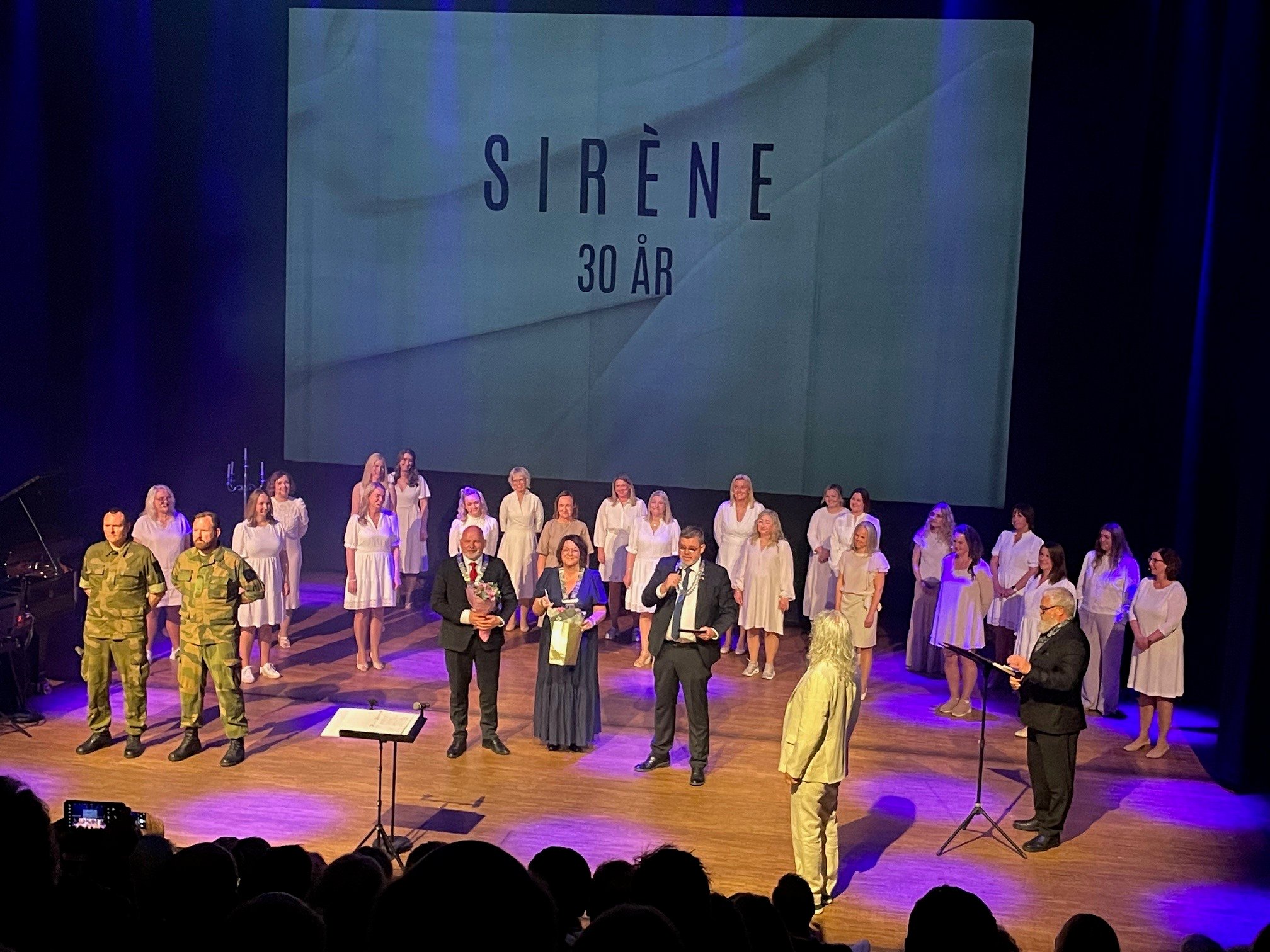 Torgeir Langberg Hauge fekk medalje og diplom under eit flott arrangement i Fosnavåg Konserthus. Foto: Privat.