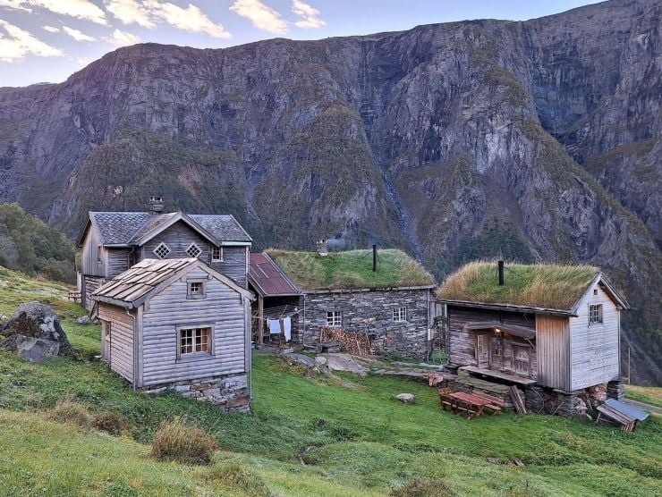 Bilde av den freda høgdegarden Ormeli i Luster