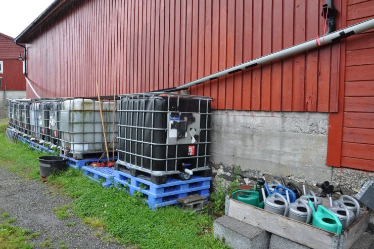 1000-liters kontainarar med vatn og kanner til vatn.