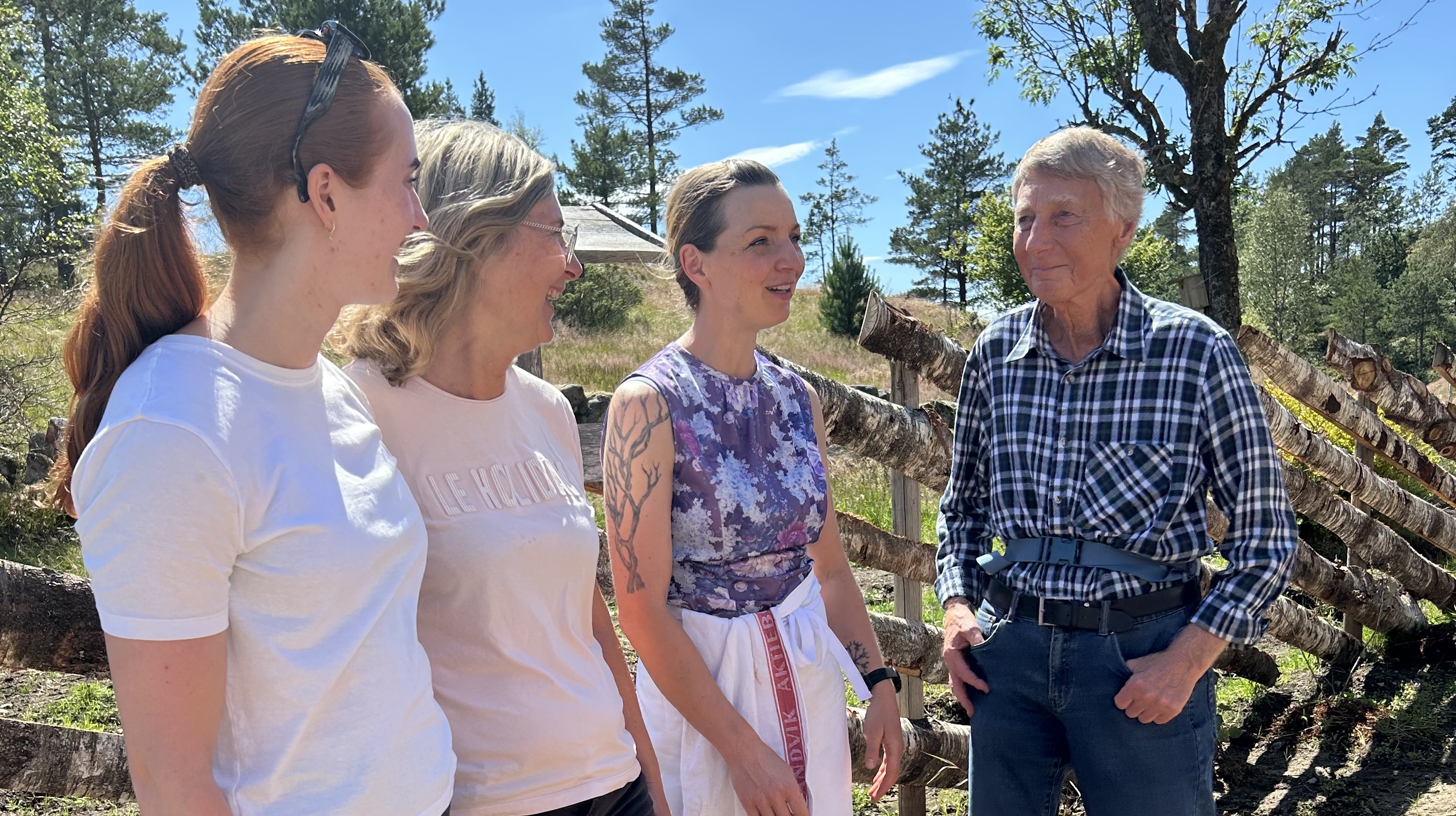 Her er tre generasjoner Hagehei sammen med budeia Margaretha Krug Aase (nr. to fra høyre). Til høyre ser vi Sigbjørn Hagehei som vokste opp og bodde på Hagehei til han flyttet ut som 16-årig. Han, datteren, Rita Hagehei og datterdatteren Rikke Hagehei Jakobsen har vært en del på besøk på Hagehei tidligere og de synes det er stas at det er startet opp med stølsdrift på Hagehei. Foto: Solfrid Mygland / Statsforvalteren i Agder.