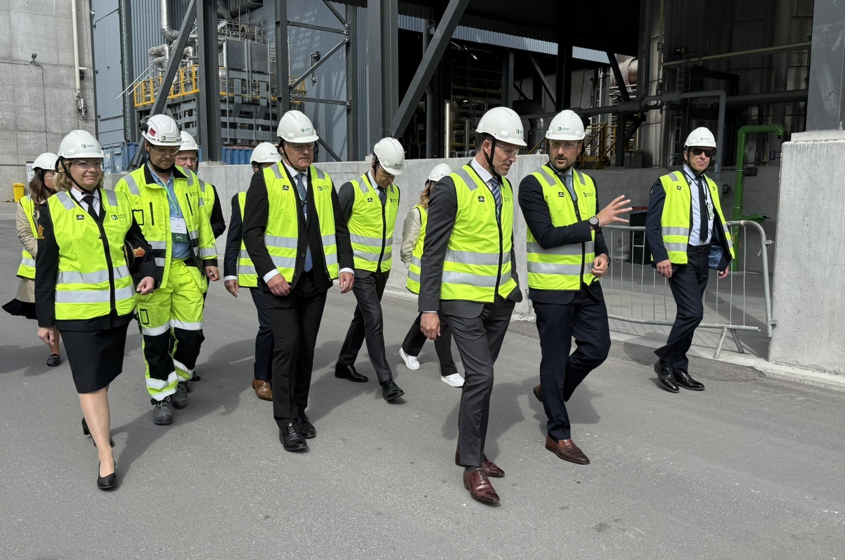 Kronprinsen fikk omvisning i det nye karbonfangstanlegget Foto: Sahra Tysse / Statsforvalteren i Vestfold og Telemark. Kronprinsen fikk omvisning i det nye karbonfangstanlegget