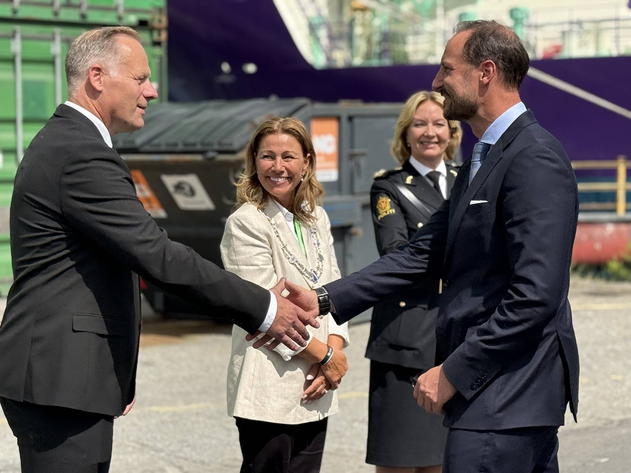 Statsforvalter Trond Rønningen takker H.K.H Kronprins Haakon for besøket. Foto: Sahra Tysse / Statsforvalteren i Vestfold og Telemark. Kronprinsen og statsforvalteren tar farvel
