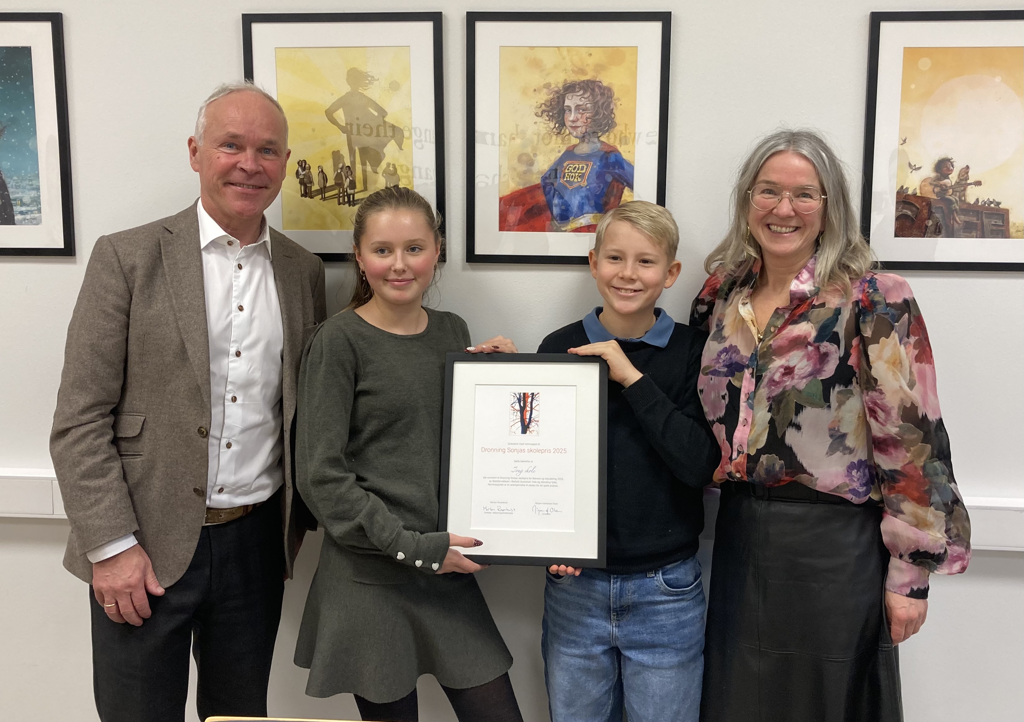 Statsforvalter Jan Tore Sanner overrekker diplomet til Jong skole ved rektor Kathrine Nilssen og Hanna Nordmo og Didrik Strømqvist fra elevrådet.