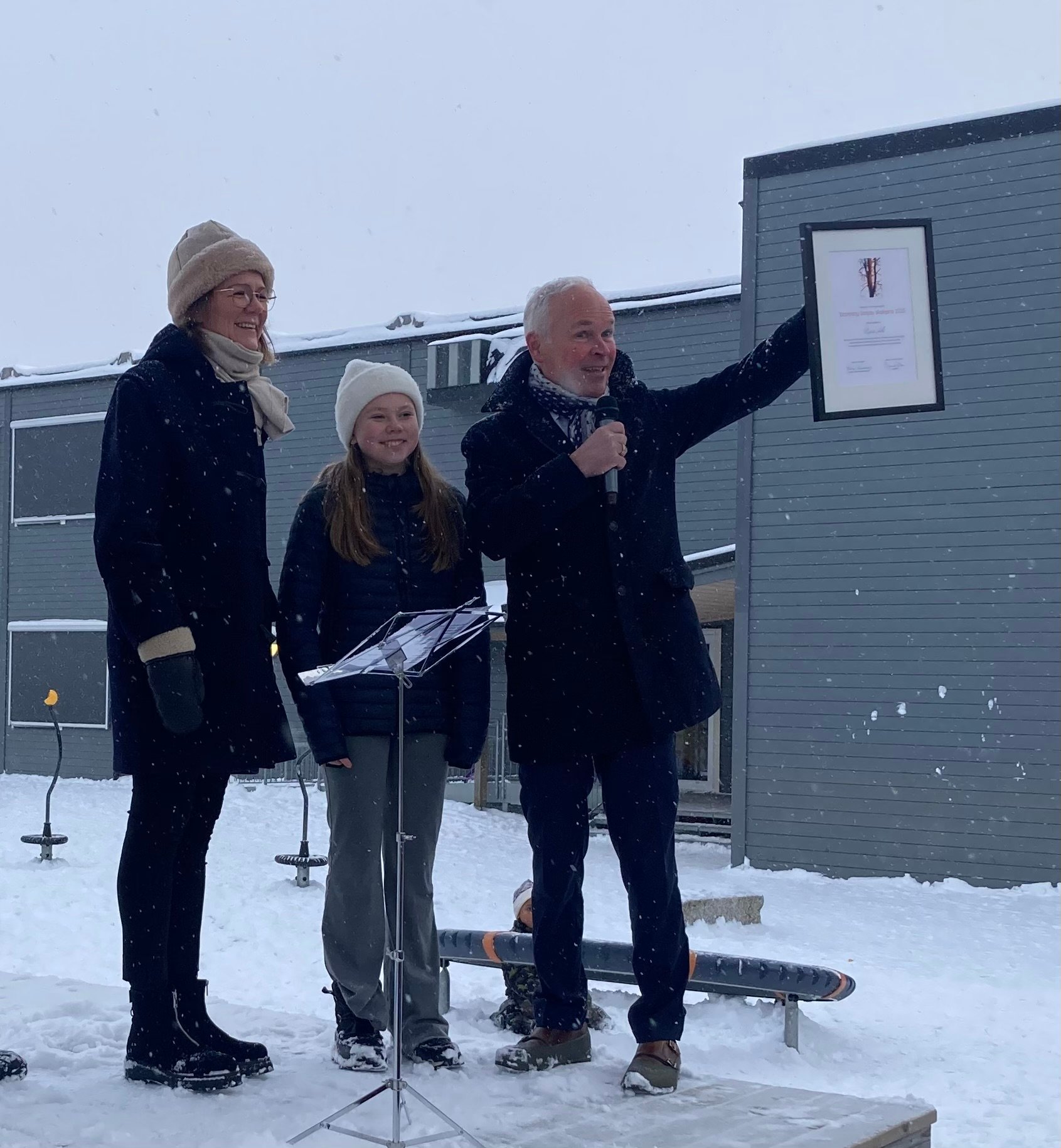 Rasta skole: Statsforalter Jan Tore Sanner overrekker diplomet til rektor Dorthe Bolærn Rundtom og Ella Vold Eide fra elevrådet.