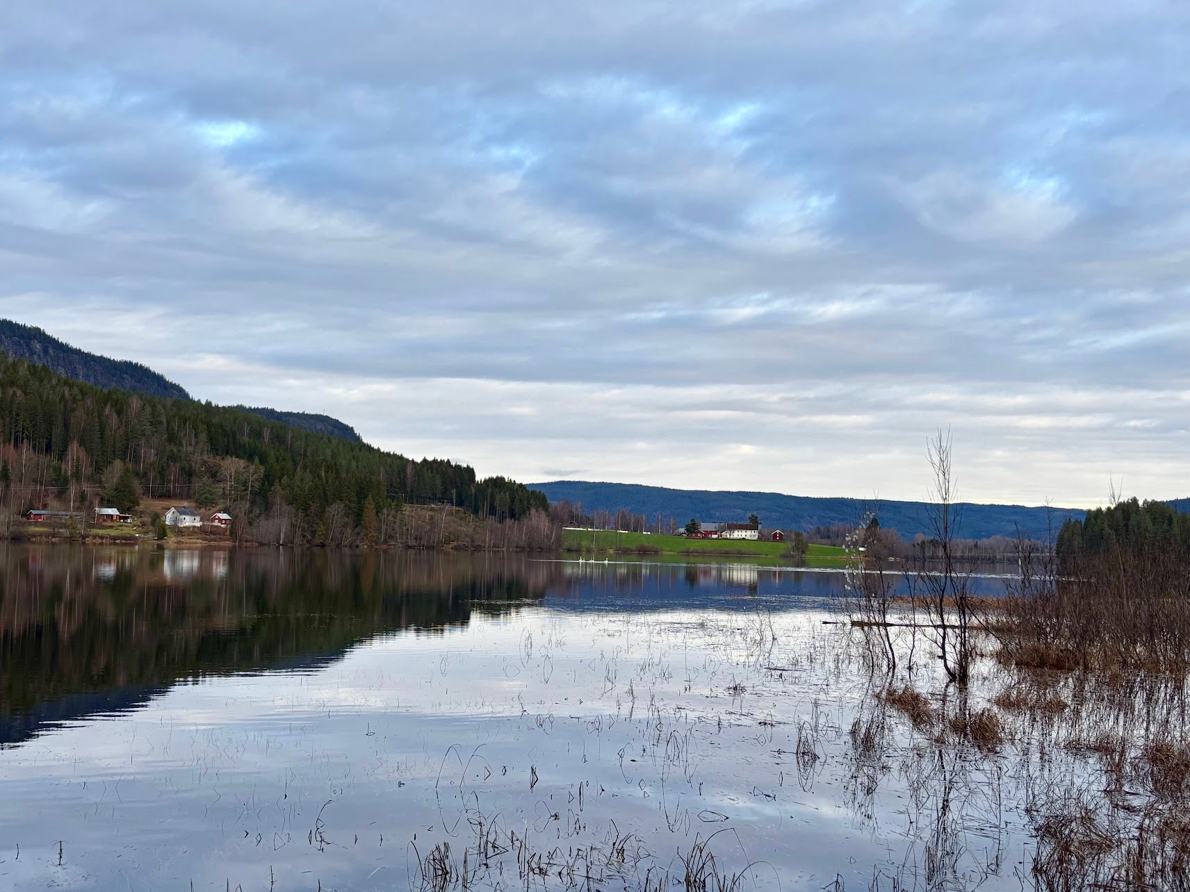 landskap med vann og fjell