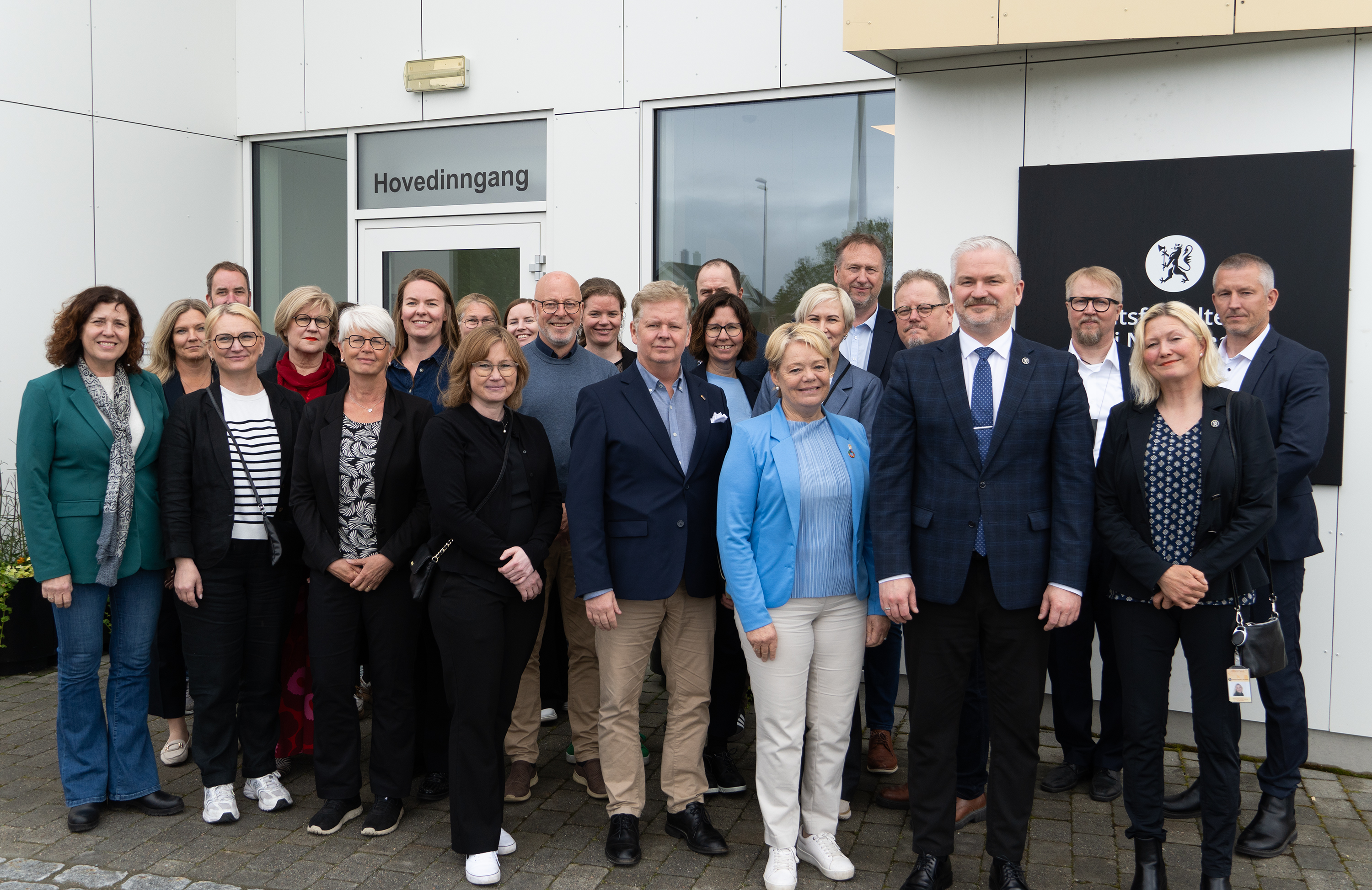 Deltakerne samlet foran Statsforvalteren i Nordlands hovedkontor i Bodø. Foto: Emil Harjo Indsetviken / Statsforvalteren i Nordland. 25 personer står oppstilt foran inngangen til en kontorbygning.