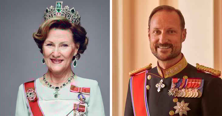 Etter planen skal prisen delast ut av H.K.H. Kronprins Haakon på vinnarskolen i november 2025. Foto: Jørgen Gomnæs og Dusan Reljin / Det kongelege hoff.. Bilete av Hennar Majestet Dronning Sonja og Hans Kongelige Høyhet Kronprins Haakon.