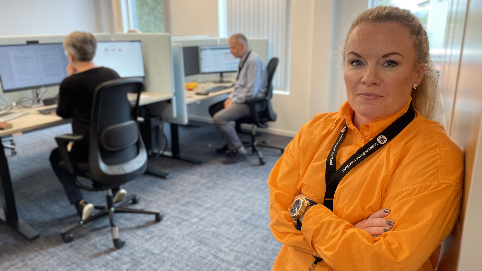 Seniorrådgiver Monica Antonsen sier Hamarøy har jobbet godt for å få kontroll over økonomien. Foto: Øystein Wasmuth / Statsforvalteren i Nordland. Kvinne i kontorlandskap.