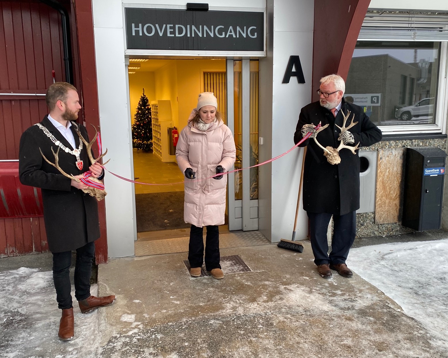 Ordfører Isak Busch på Røros og fylkesmann Frank Jenssen holdet båndet som statsråd Linda Hofstad Helleland klipte for å markere åpningen. Ordfører Isak Busch på Røros og fylkesmann Frank Jenssen holdet båndet som statsråd Linda Hofstad Helleland klipte for å markere åpningen.