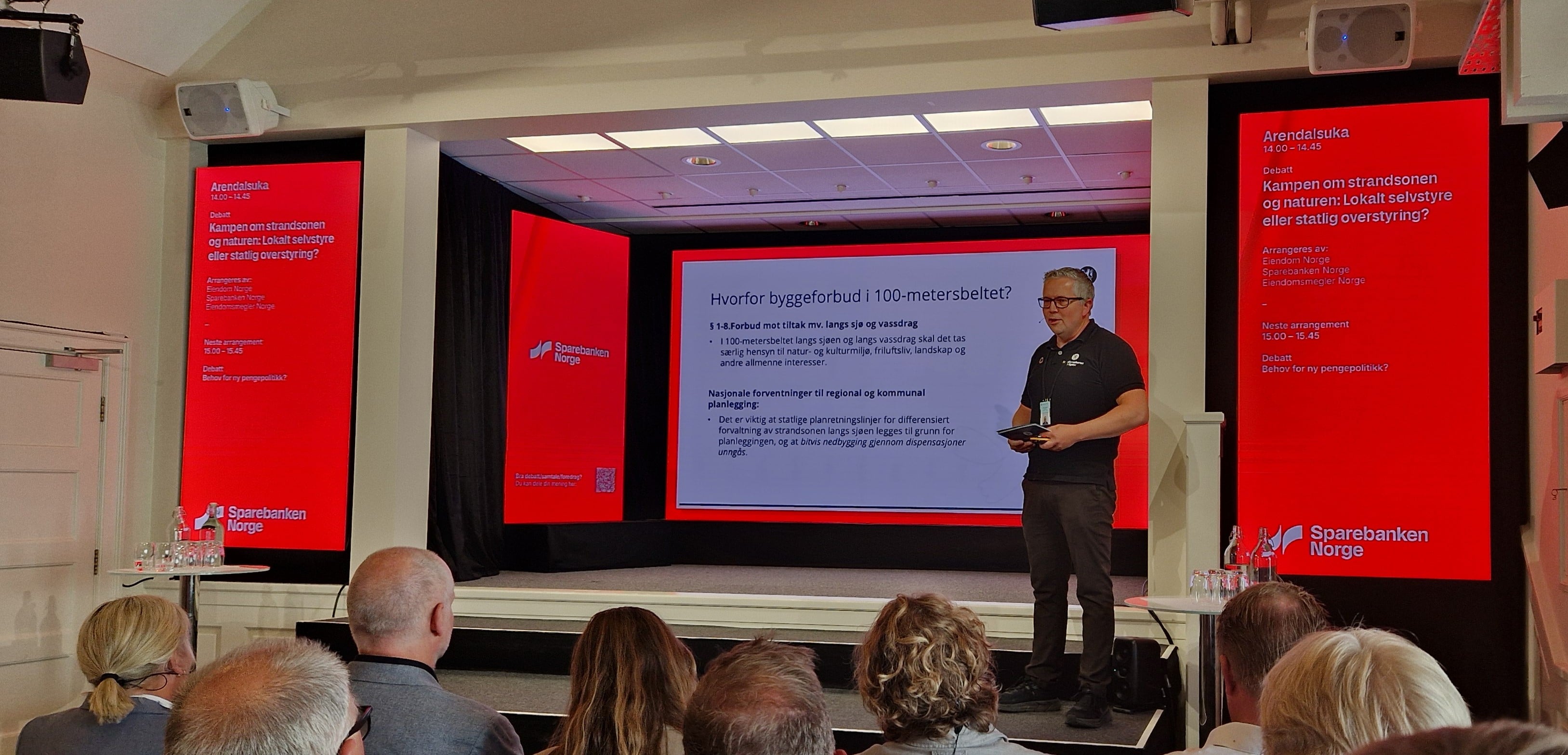 Presentasjon under Arendalsuka om byggeforbud i strandsonen og forvaltning av 100-metersbeltet, foran et publikum i Sparebanken Norges debattarena.