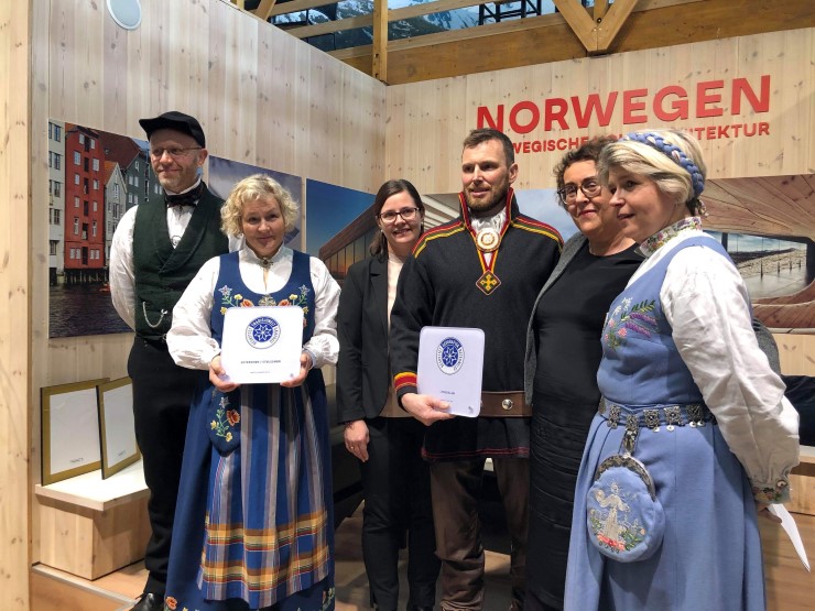 Marita og Runo Berglund mottar det synlige beviset for at de nå kan smykkes seg med å være det 30. foretaket i Norge med benevnelsen Geografisk beskyttet betegnelse.