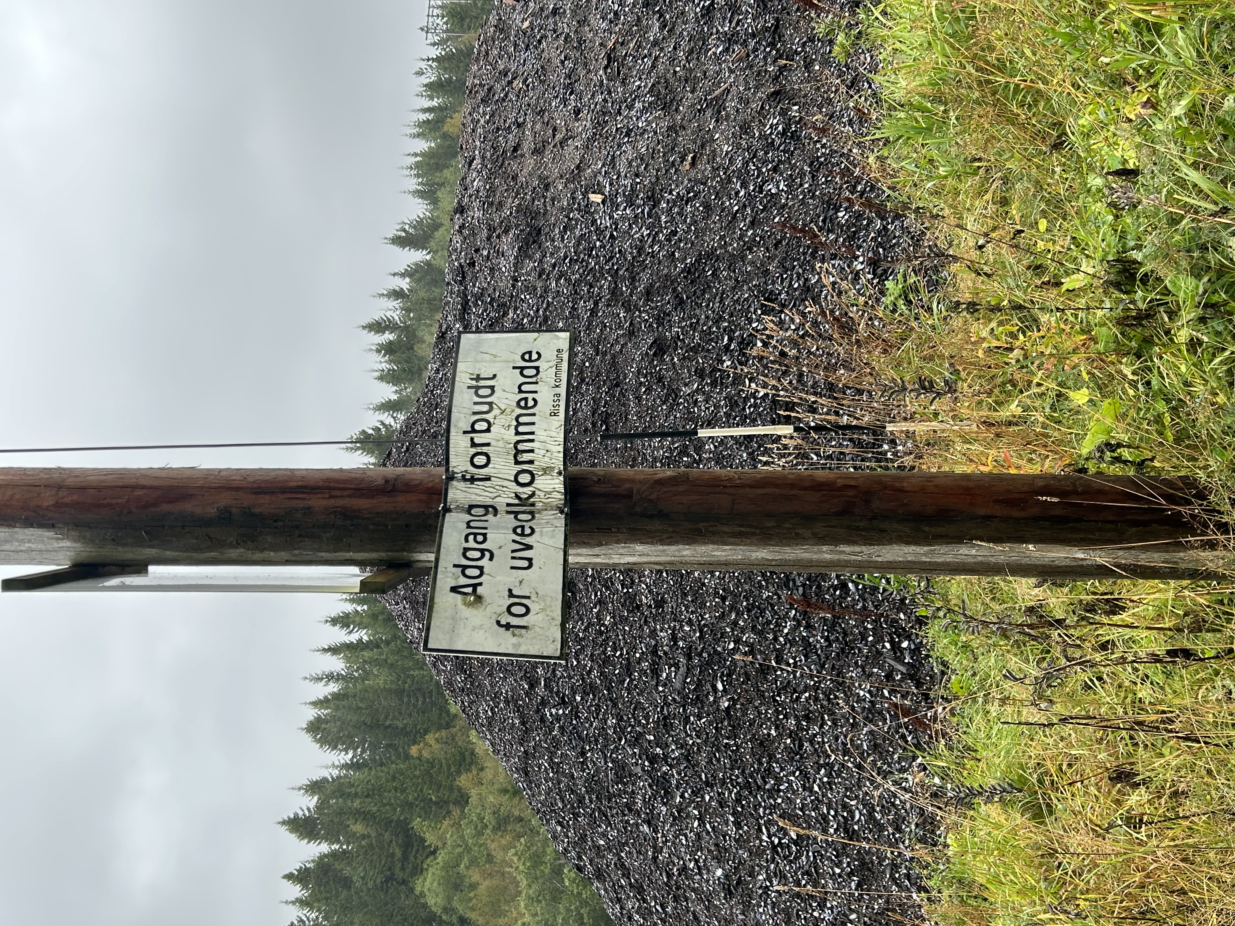 Adgang forbudt på området for kompostering på Almoen Foto: Anette Pettersen. Bildet viser skilt med informasjon om at det er adgang forbudt ved komposteringsanlegget for blåskjell på Ålmoen