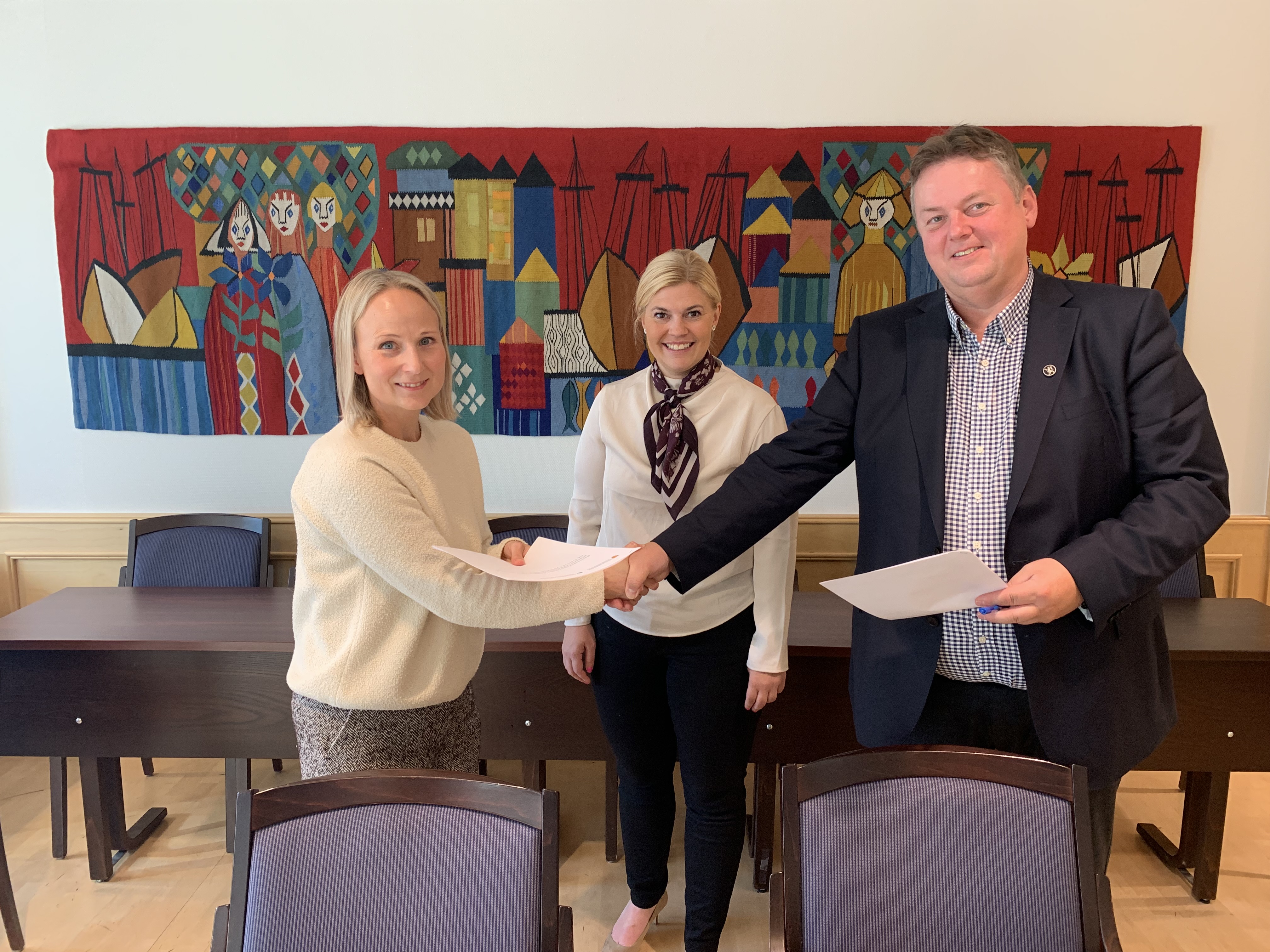 Camilla Bjørn (t.v), Runar Sjåstad og Kristina Torbergsen er godt fornøyd med videre samarbeid. Foto: Per Elvestad