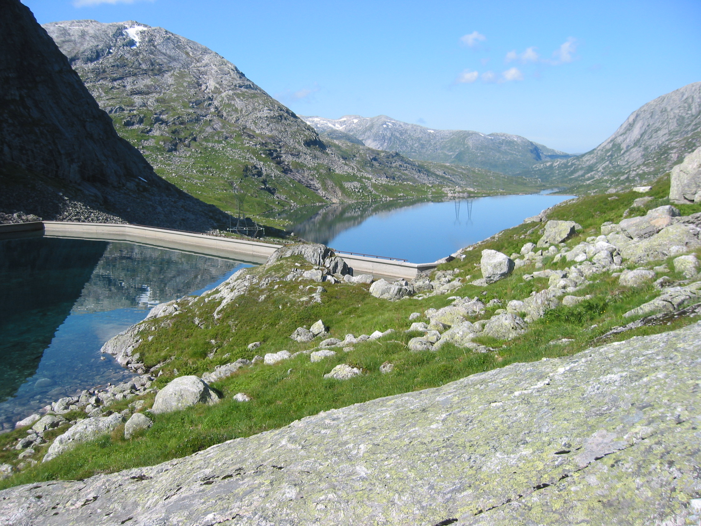 Hardbakkevatnet og Stølsvatnet i Høyanger