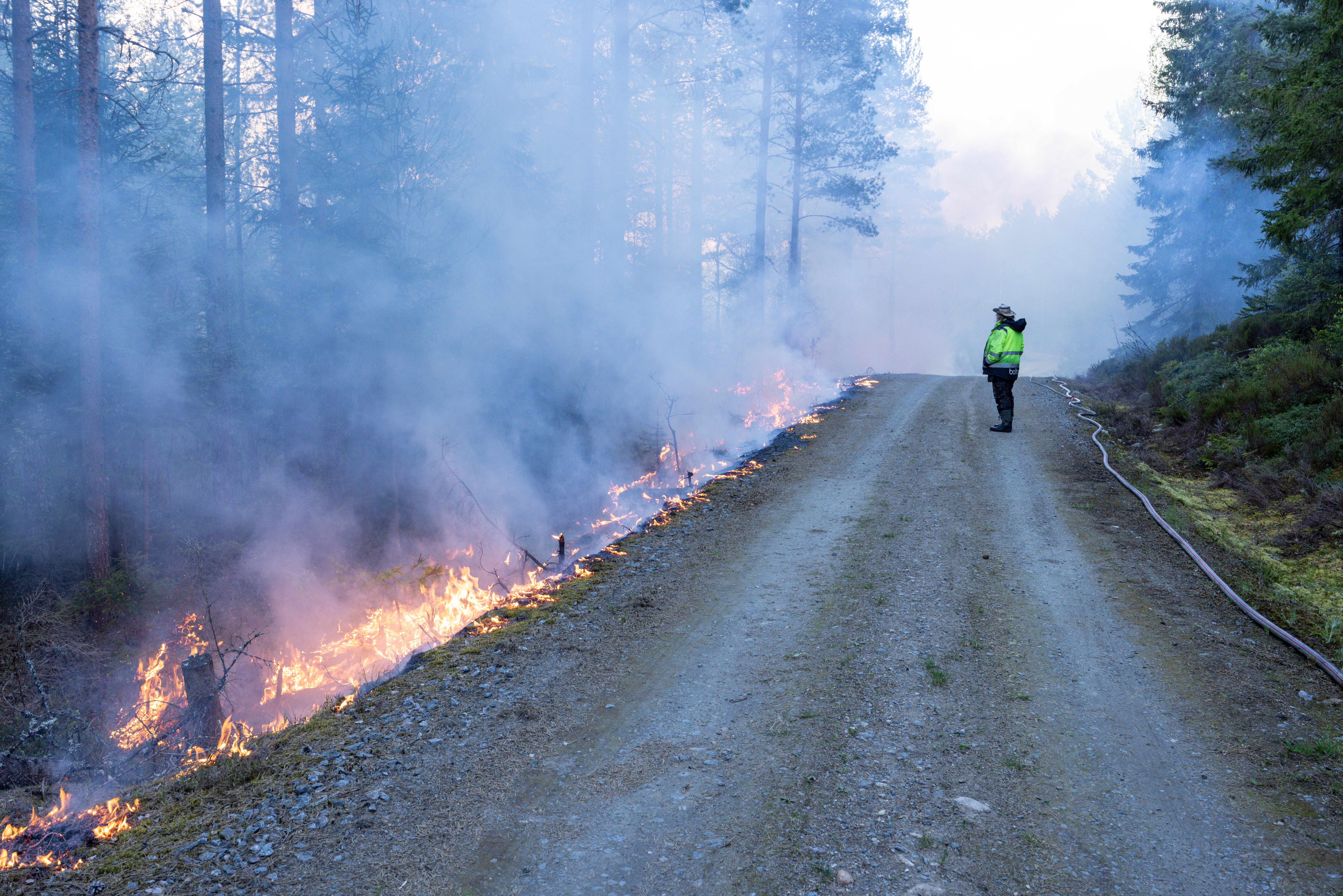 Brenningen går mot slutten i 23-tiden ved den siste grensen ved veien. Foto: Kim Abel.