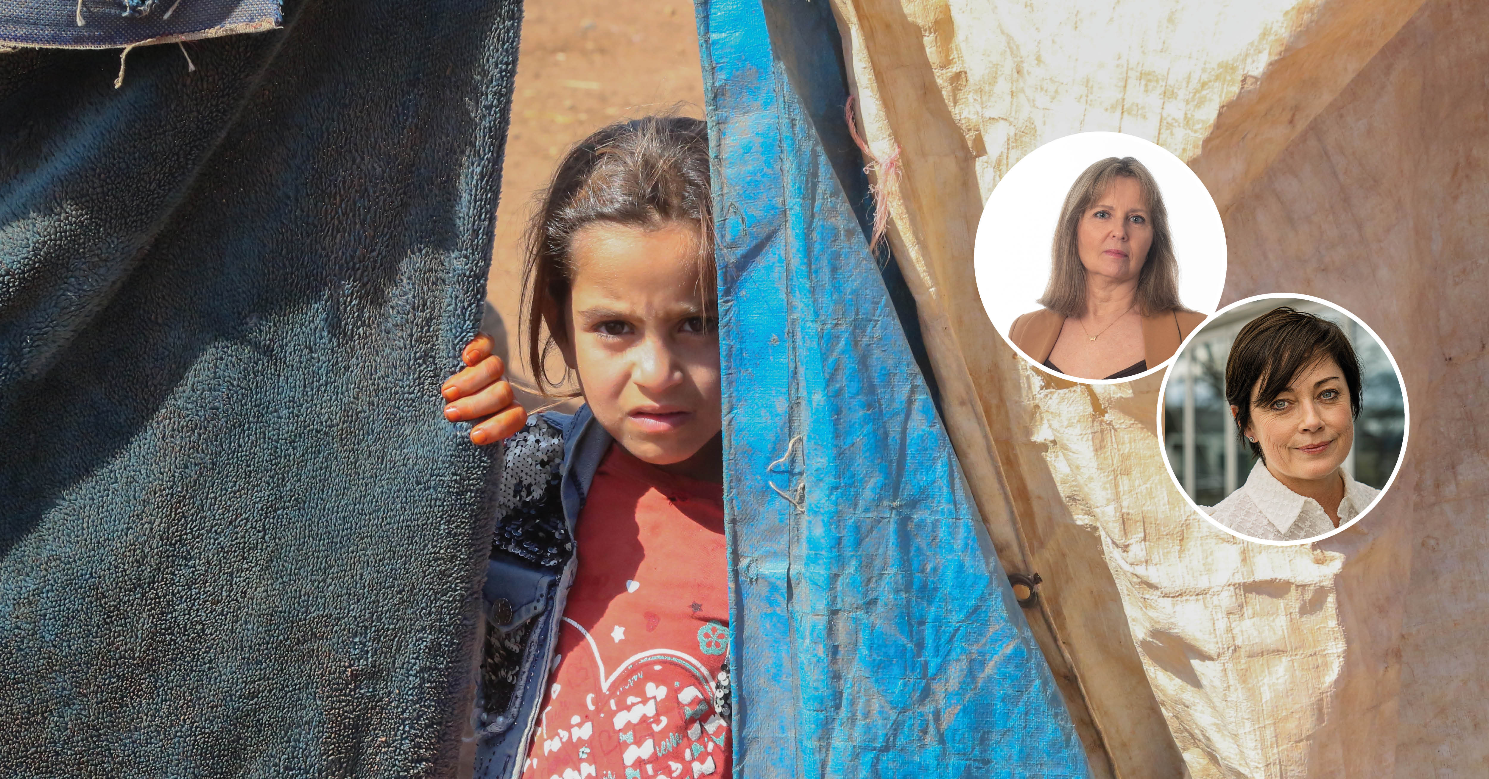 I fjor var det rundt 800 einslege mindreårige som blei busett i Noreg. Dei fleste kom frå krigsherja land som Syria og Afghanistan, men òg frå Eritrea, Sudan, Etiopia og Ukraina. Illustrasjonsfoto frå flyktningeleir i Aleppo. Foto: Shutterstock. Portretter: Anita Grønland og Erik Birkeland/Tingh. Bilde av barn fra flyktningeleir i Aleppo - ei lita jente ser ut gjennom døra på et provisorisk telt av presenning og tepper.