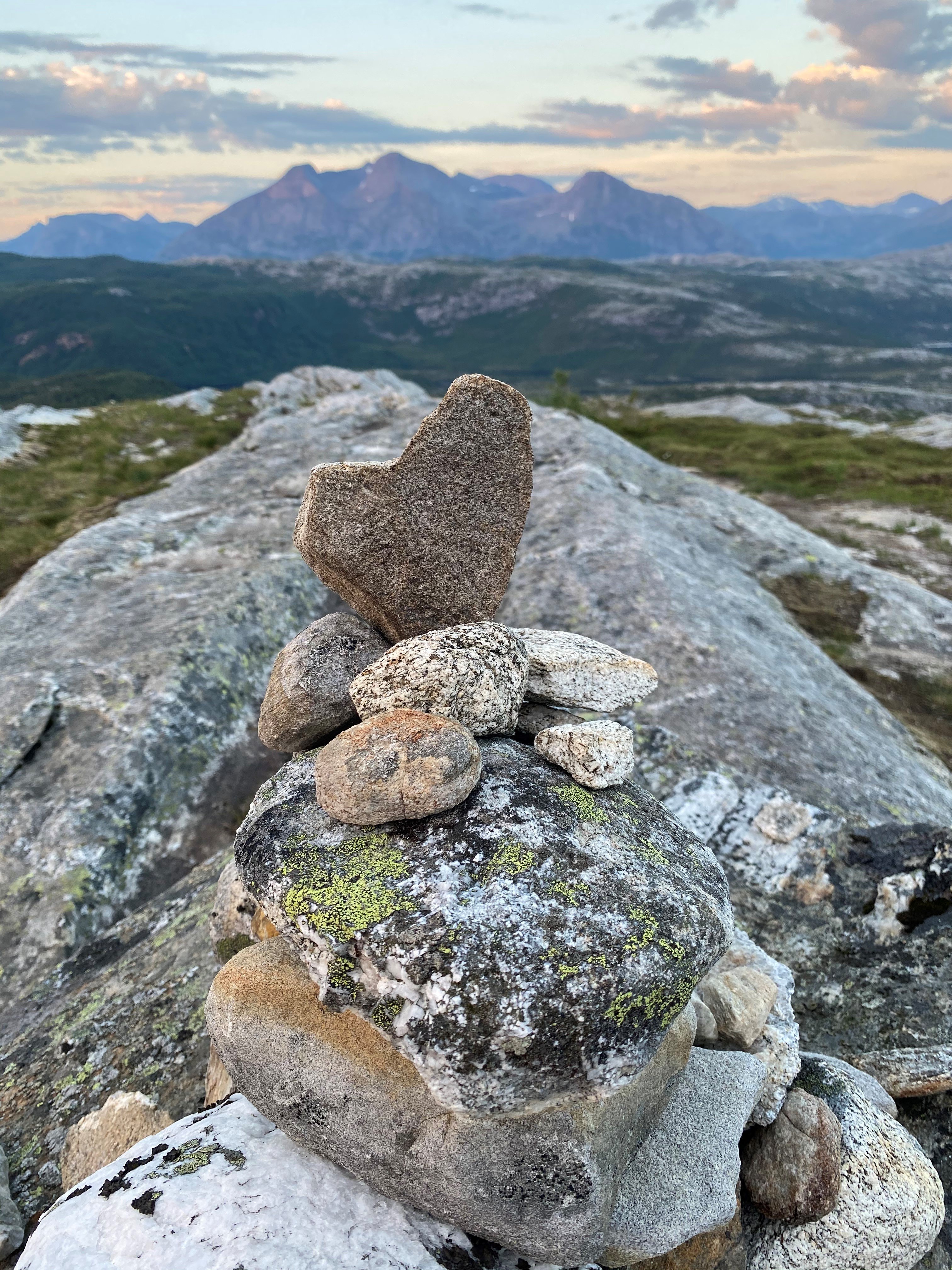 En haug med steiner som danner en varde. 