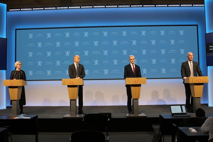 Helse- og omsorgsminister Ingvild Kjerkol, finansminister Trygve Slagsvold Vedum, statsminister Jonas Gahr Støre og FHI-direktør Camilla Stoltenberg på pressekonferansen 7. desember 2021. Foto: Anne Nordskog/Statsministerens kontor.