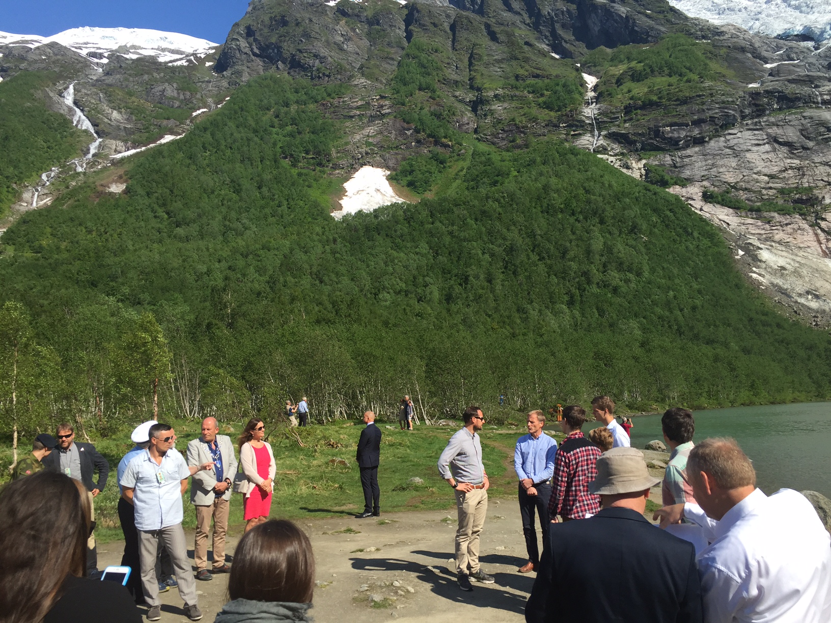 Kronprinsen møtte elevar og lærarar frå Firda vidaregåande skule ved Bøyabreen. 