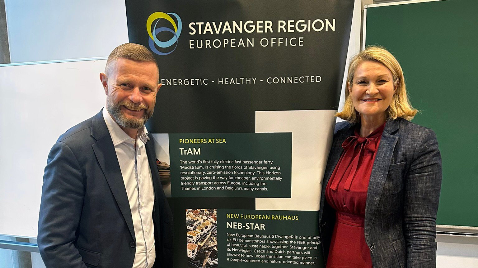Statsforvalteren i Rogaland er nå medlem i Stavangerregionens Europakontor. F.v. statsforvalter Bent Høie og Runa Monstad, direktør i Stavangerregionens Europakontor.  De står foran er rollup med logoen til Stavangerregionens Europalkontor. 