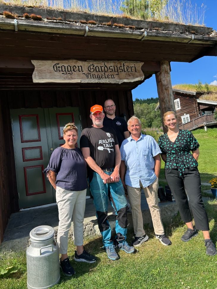 Gruppebilde av fem personer, tre menn og to kvinner