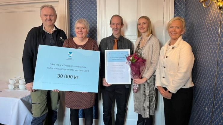 Bilde av mottakarane av kulturlandskapsprisen og dei som delte den ut. Frå venstre: Landbruksdirektør Christian Rekkedal, Berit Ophus, Lars Tyssebotn, Guro Ophus Tyssebotn og Sigrid Brattabø Handegard, leiar for hovudutval for næring i Vestland fylkeskommune.