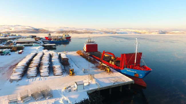 Furu tynningsvirke fra Pasvik klar til utskiping i Kirkenes , foto: Finnmarkseiendommen