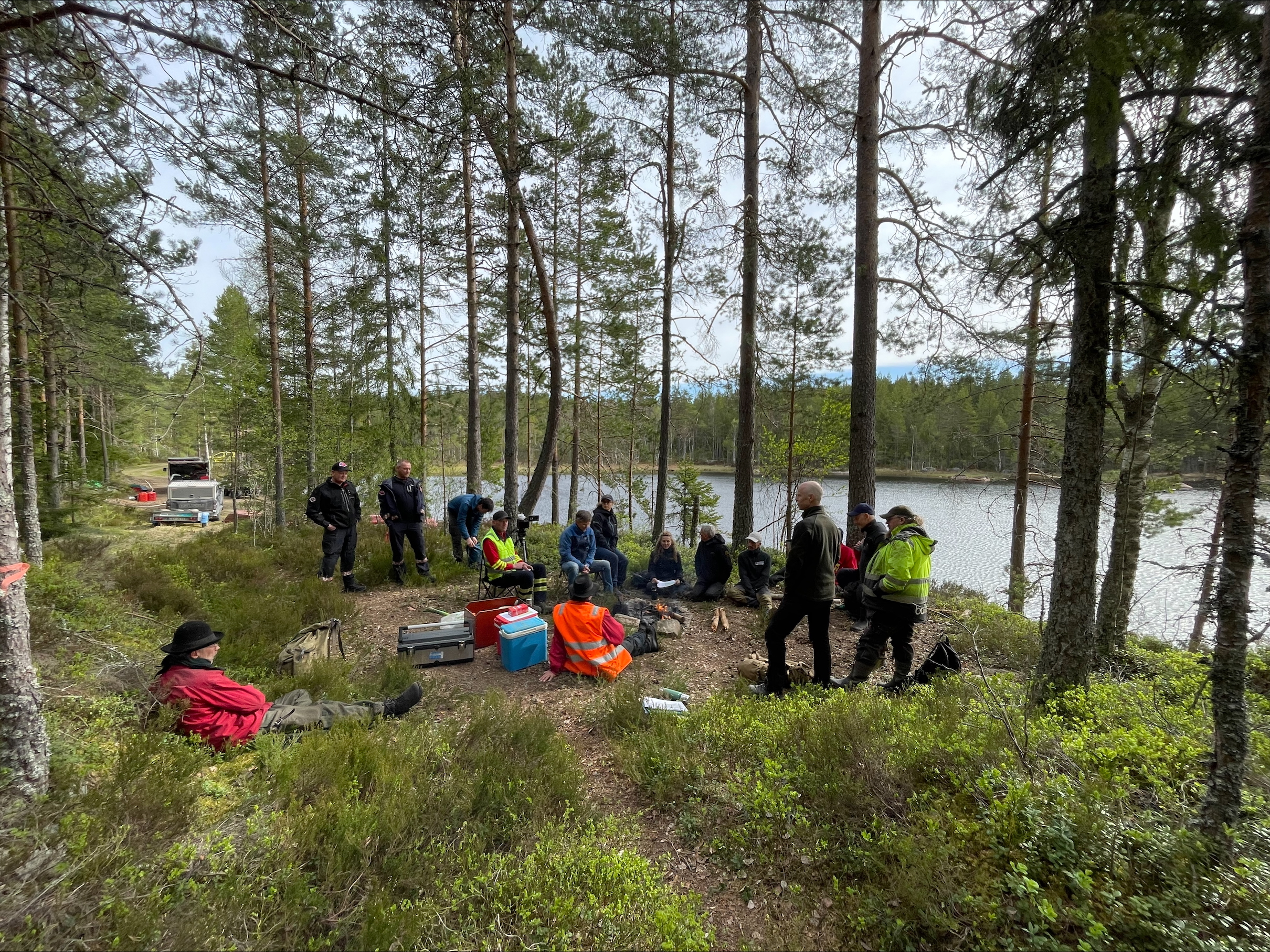 Teamet er på plass og planlegger dagen. Foto: Kristin Lugg / Statsforvalteren i Østfold, Buskerud, Oslo og Akershus.. Teamet er på plass i skogen.