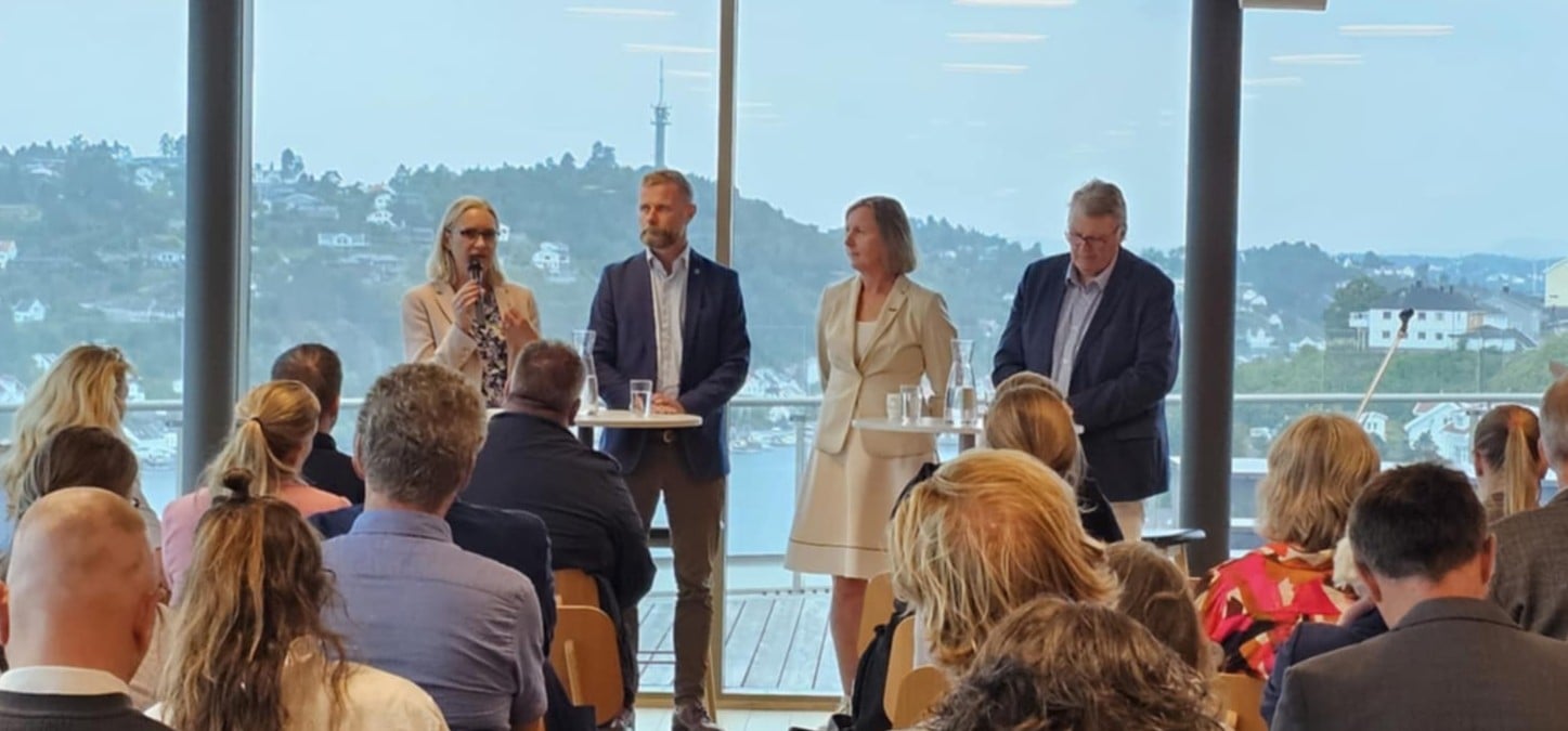 Er vi bevisste på ressursen som næringslivet representerer i beredskapsarbeidet? Det ble diskutert i Statsforvalteren i Agder og DSB sitt arrangement under Arendalsuka. Foto: Yusefi Ahmad / Statsforvalteren i Agder. Paneldeltagere med salen i forgrunnen.