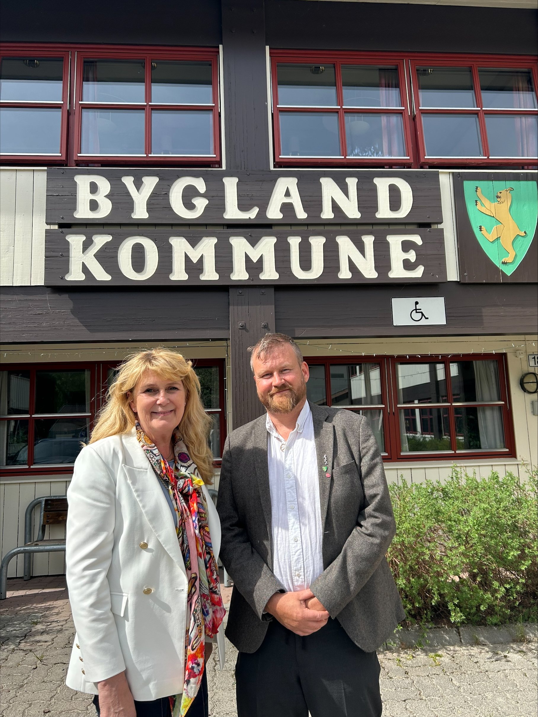 Statsforvaltar Gina Lund og ordførar Runar Flåt Granheim. Foto: Vebjørn Bergem Sørheim.