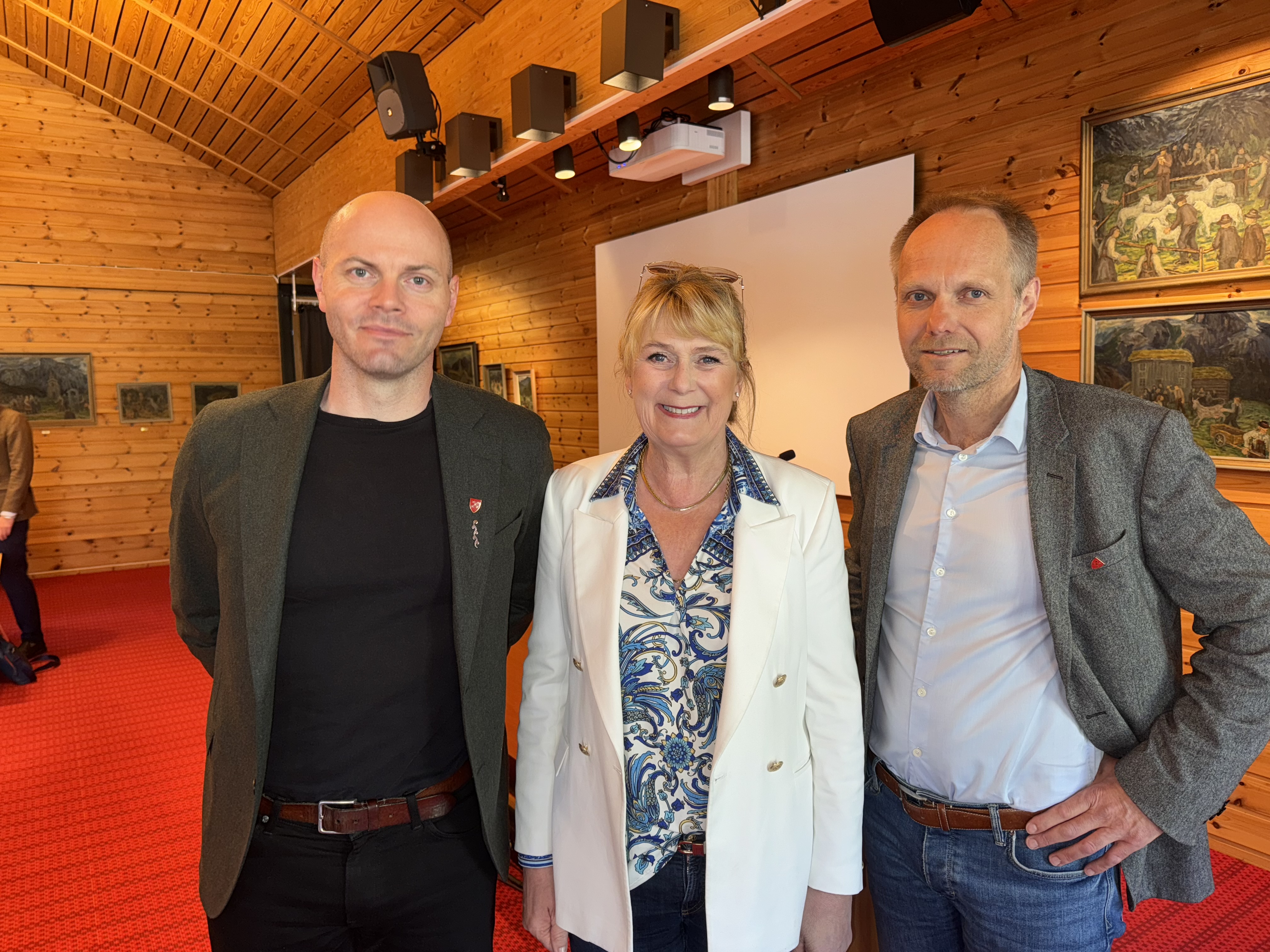 Frå venstre ordførar Lars Tarald Myrum, statsforvaltar Gina Lund og kommunedirektør Vidar H. Homme. Foto: Ole Birger Lien / Valle kommune.