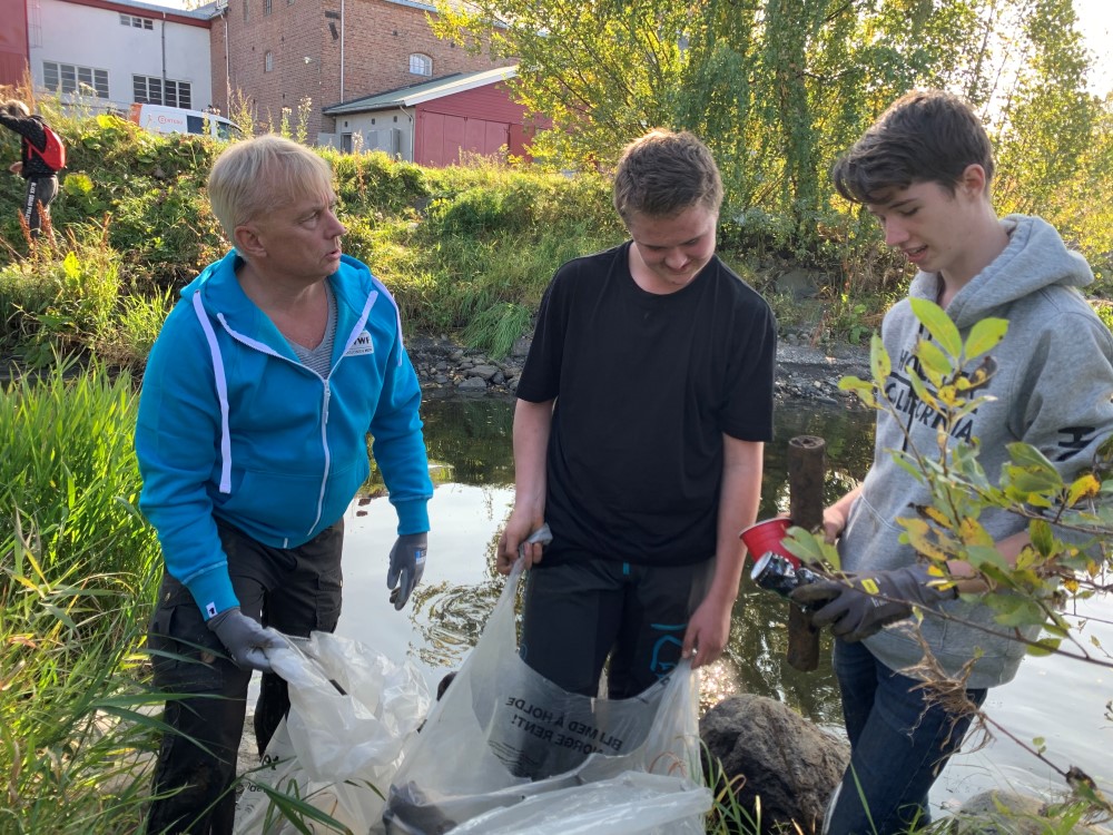 Knut plukker plast i Mjøsa ved Atlungstad. Foto: Karoline Finstad Vold. Knut plukker plast i Mjøsa ved Atlungstad.
